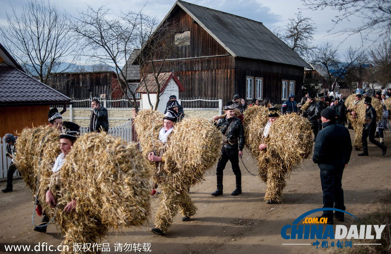 乌克兰民众穿稻草服狂欢迎新年 色彩浓艳[2]