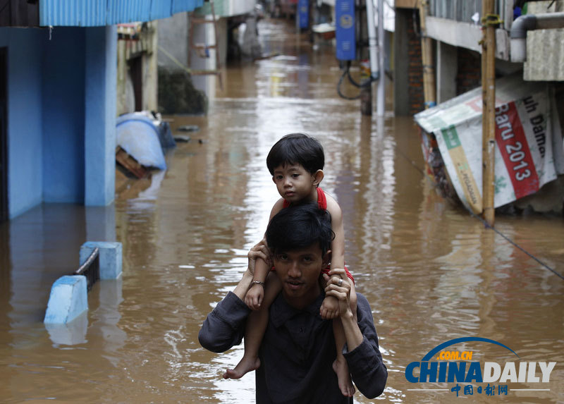 印尼洪水泛滥持续 居民被迫划船出行[5]
