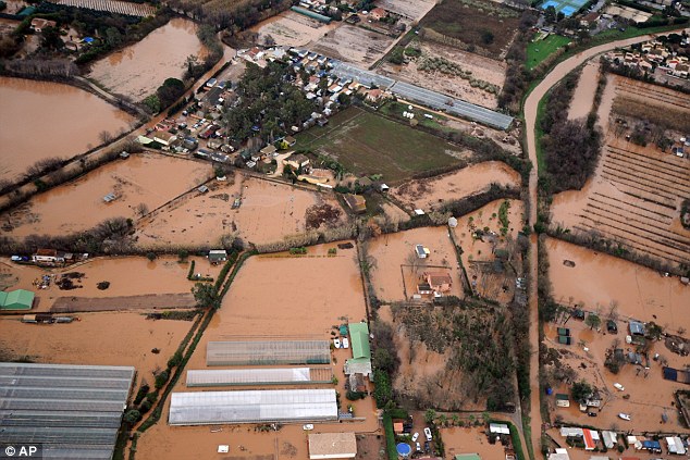 法国南部暴雨引发洪灾 2人死亡数千人受影响