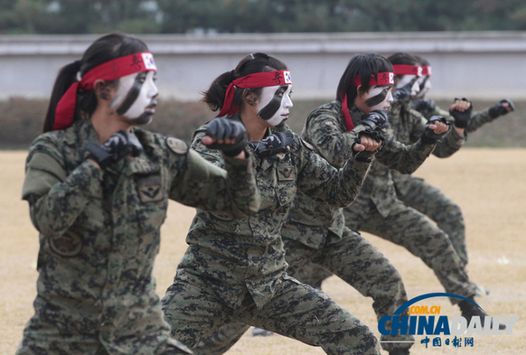韩国特种部队女兵在训练.(资料图片)