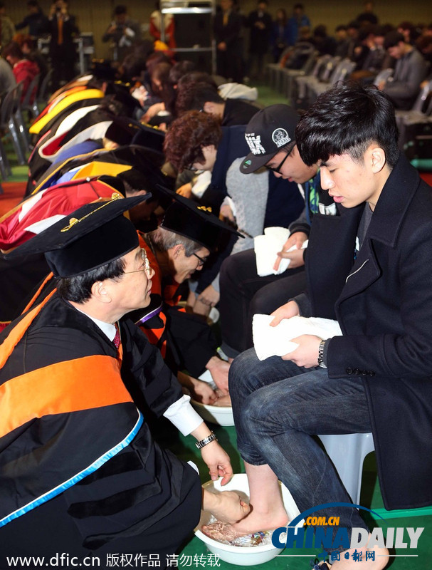 韩国大学校长教授为学生集体洗脚表达关爱(图)
