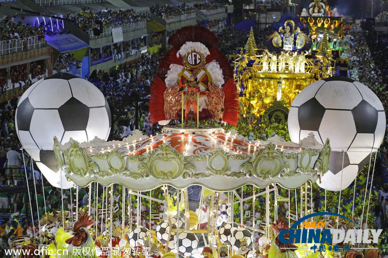 巴西狂欢节足球味浓 两大名将为游览车保驾护