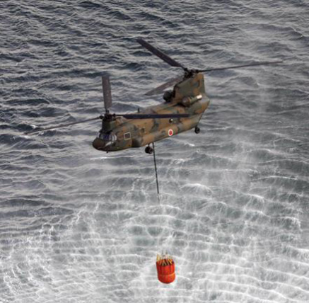 日本直升机洒水降温效果不显著 菅直人做最坏打算