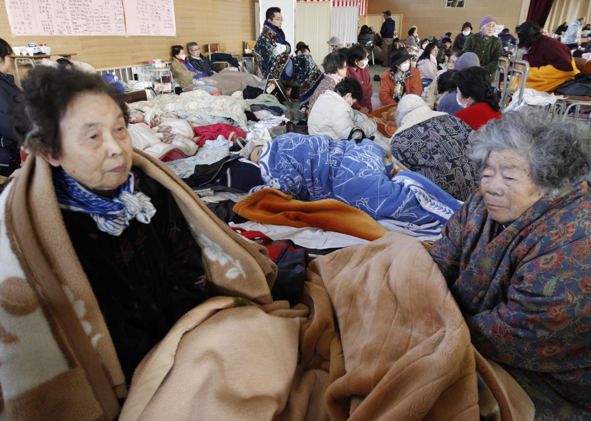 组图:日强震废墟中的家庭合影 救援人员全力搜救
