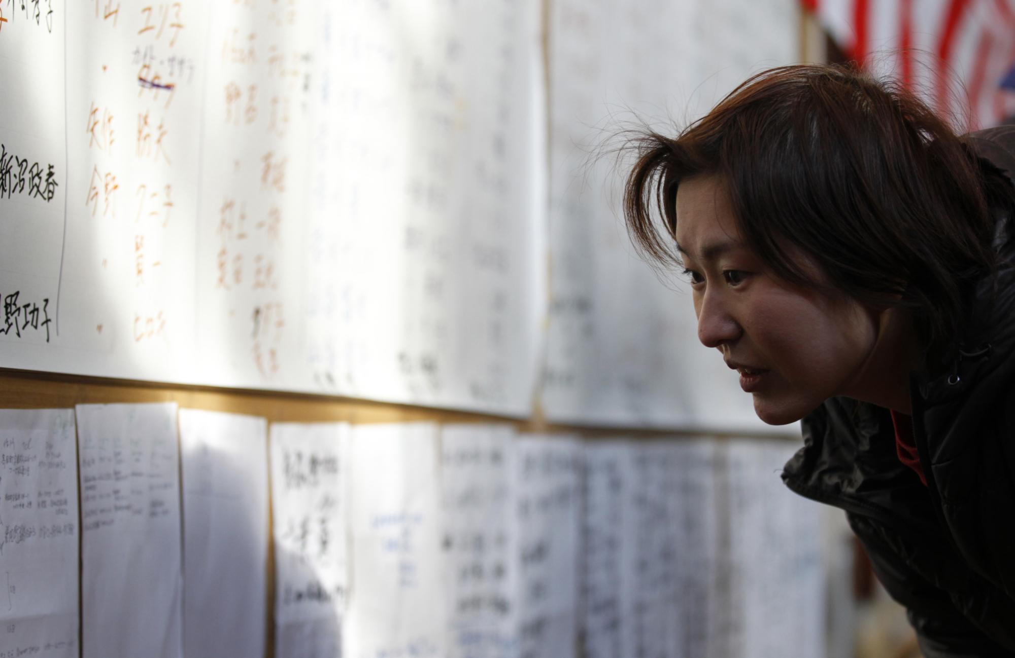 组图:日强震废墟中的家庭合影 救援人员全力搜救