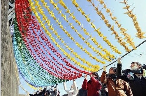 日本地震受灾城市装点千纸鹤祈愿