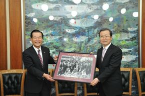 驻日本大使程永华与日本友人共植“中山梅”