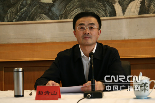 省委常委、宣传部长曲青山向媒体记者介绍省情