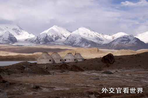 神秘的帕米尔高原组图-5雪山湖边的毡房(优秀奖)