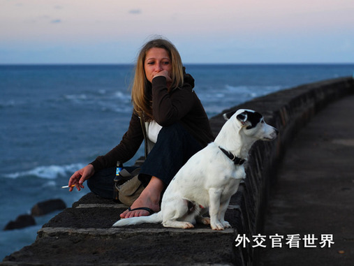 黄昏下的女人