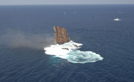 美炸沉退役航母造最大人工暗礁