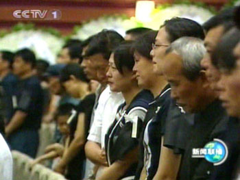 空军运输机遇难者追悼会举行 胡锦涛送花圈