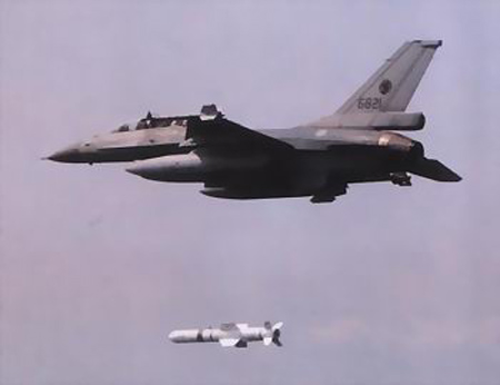 台F-16获准关岛加油 或将美舰队拉下水