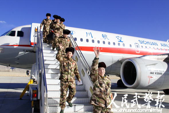 武警新兵飞抵拉萨