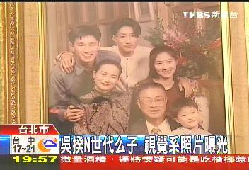 吴敦义最爱小儿子曝光 化浓妆照片大胆吸睛