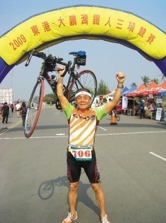 75岁老人铁人三项上瘾 成台最年长铁人