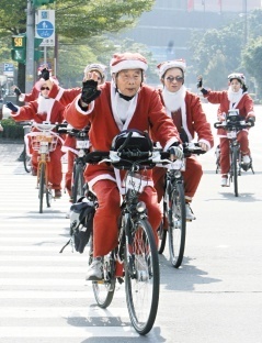 百位老人化身圣诞公公 骑自行车送礼物