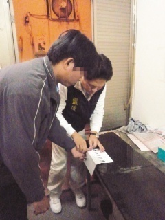 工人清洗大型搅拌机 机器突然转动惨遭搅拌