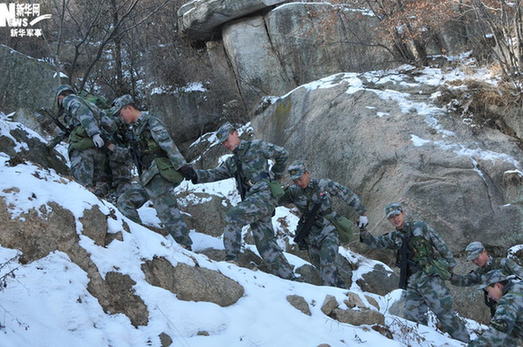 济南军区某装甲旅冬季野营演练16种战术