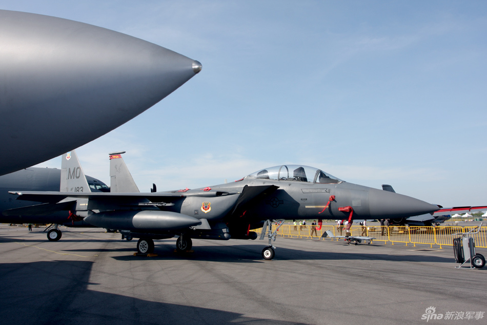 美国空军展示两架F－15E攻击鹰战斗轰炸机