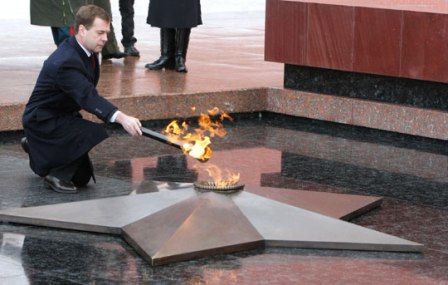 俄总统亲手点燃回迁的无名烈士墓长明火种