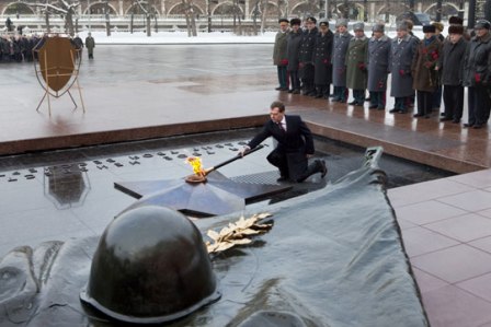 俄总统亲手点燃回迁的无名烈士墓长明火种
