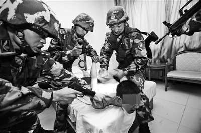 重庆打黑:武警运兵车子夜出击令黑势力丧胆