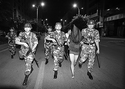 重庆打黑:武警运兵车子夜出击令黑势力丧胆