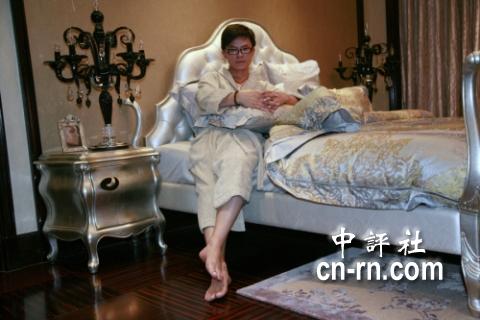 大陆青年炫富 台学者骂:你家是种鸦片的吗?