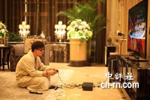 大陆青年炫富 台学者骂:你家是种鸦片的吗?
