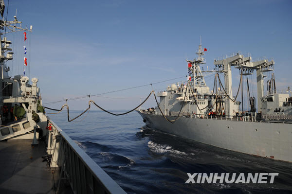 中国海军第五批护航编队进行首次海上补给
