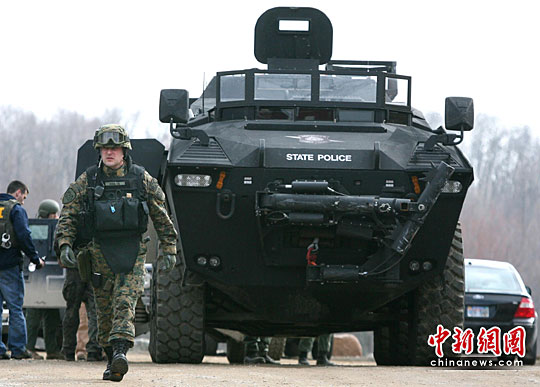 图：美国动用装甲车逮捕极端组织成员