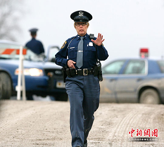 图：美国动用装甲车逮捕极端组织成员