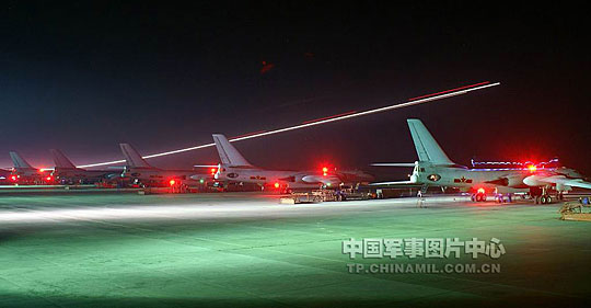 中国数十架新型轰炸机夜间出击实行地毯式轰炸