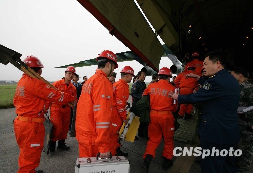 空军出动大型运输机运送救援人员和设备[组图]