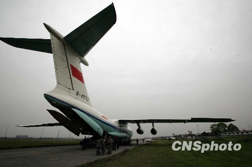 空军出动大型运输机运送救援人员和设备[组图]