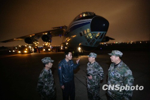 空军出动大型运输机运送救援人员和设备[组图]