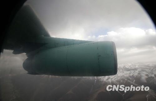 空军出动大型运输机运送救援人员和设备[组图]