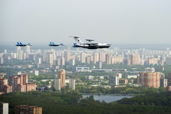 俄罗斯举行空中阅兵预演 大批战机飞过红场上空(高清组图)
