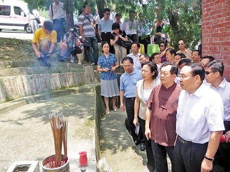 组图：湖南省委副书记访台 祭拜湘军英灵