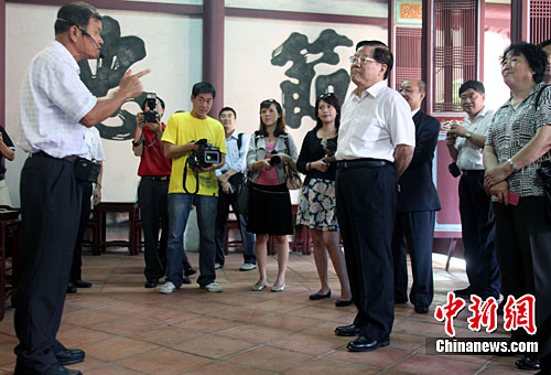 图：蔡武参观台南孔庙