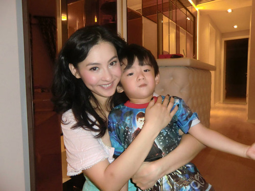 曝明星辣妈独家育儿经 小S教育女儿靠吓唬(组图)