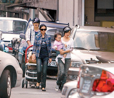 曝明星辣妈独家育儿经 小S教育女儿靠吓唬(组图)