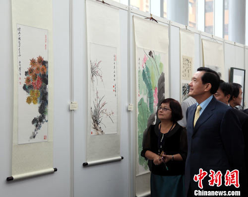 马英九向艺文界老前辈致赠“重阳久久酒”