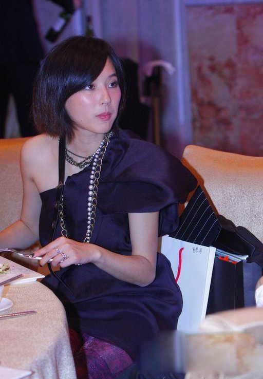 马景涛80后小娇妻亮相 与儿子似姐弟