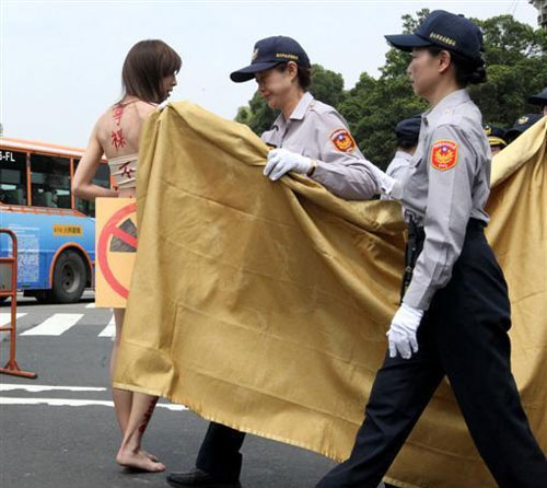 马英九官邸前演 宁裸不核 台歌手被指是为出名