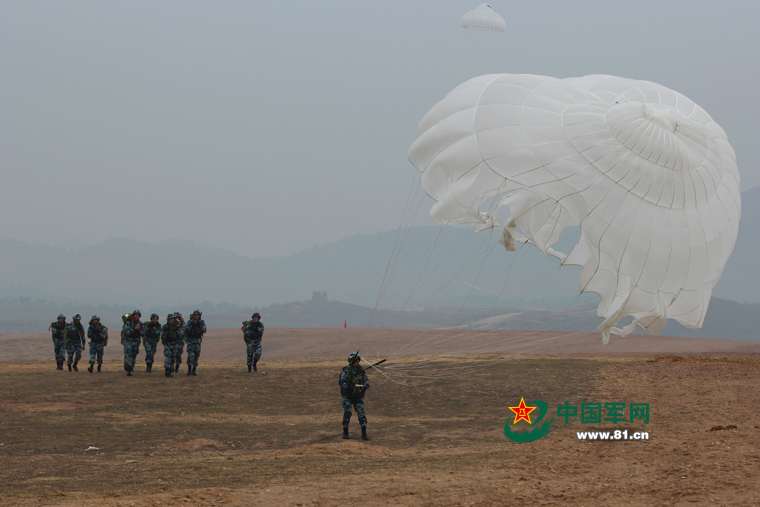 组图:空降兵新战士首次进行大飞机跳伞- Micro