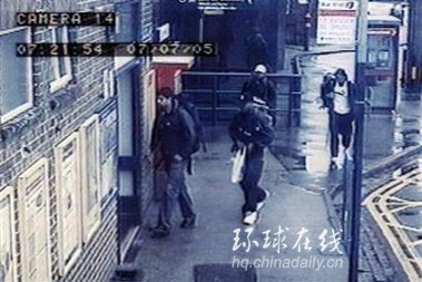 资料照片:2005年7月7日,伦敦连环爆炸案凶手走进地铁