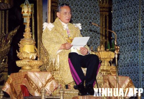 泰王庆祝登基60周年 全国公务员出家15天