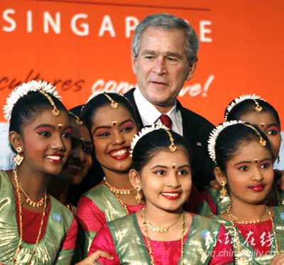 图:布什访问新加坡 开始亚洲之行